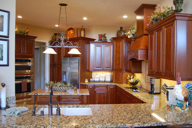 Example of a classic kitchen design in Tampa