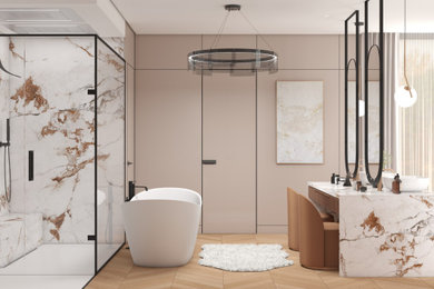 Modelo de cuarto de baño minimalista con bañera exenta, combinación de ducha y bañera, baldosas y/o azulejos de cerámica, paredes beige, suelo marrón y banco de ducha