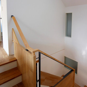 3階廊下のスキップと連続する鉄骨階段