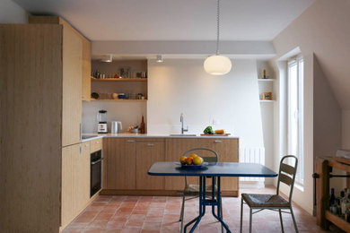 Réalisation d'une cuisine avec tomettes au sol.