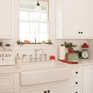 Создайте стильный интерьер: маленькая параллельная кухня в стиле кантри с раковиной в стиле кантри, белыми фасадами, кирпичным полом, фасадами в стиле шейкер и мраморной столешницей - последний тренд