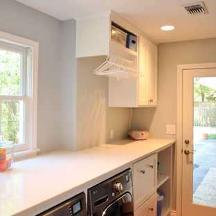 オースティンの中サイズのコンテンポラリースタイルのおしゃれなランドリールーム (シェーカースタイル扉のキャビネット、白いキャビネット、テラコッタタイルの床、左右配置の洗濯機・乾燥機) の写真