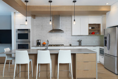 Kitchen - contemporary kitchen idea in Calgary