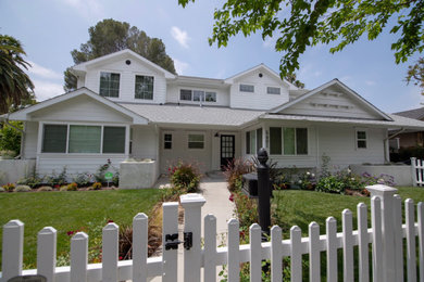 Inspiration for a mid-sized white two-story wood exterior home remodel in Los Angeles with a shingle roof