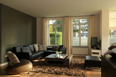 Example of a minimalist living room design in Amsterdam