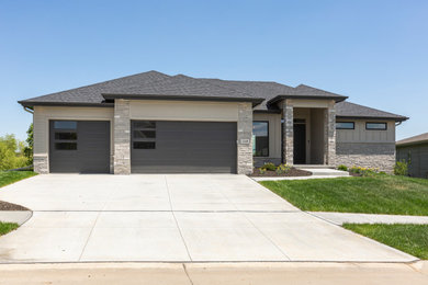 Example of a minimalist home design design in Omaha