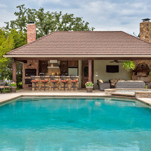 ダラスの大きい長方形サンタフェスタイルのおしゃれなプール (タイル敷き) の写真