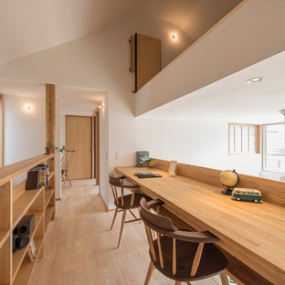 横浜のモダンスタイルのおしゃれなホームオフィス・仕事部屋 (白い壁、淡色無垢フローリング、ベージュの床) の写真