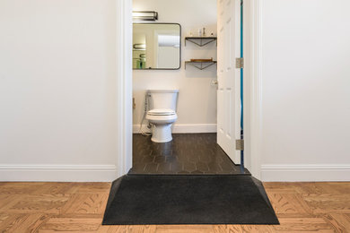 Modelo de cuarto de baño único y a medida actual de tamaño medio con baldosas y/o azulejos de porcelana, paredes azules y banco de ducha