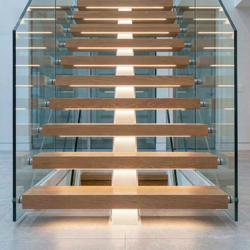 Iluminación LED Integrada en Escalera Flotante Simétrica