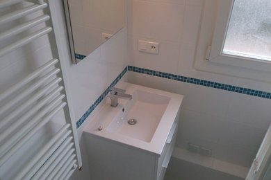 Salle de bain bleu et blanche