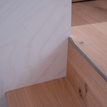 Designertreppe aus weiß geölten Massivholzplatten