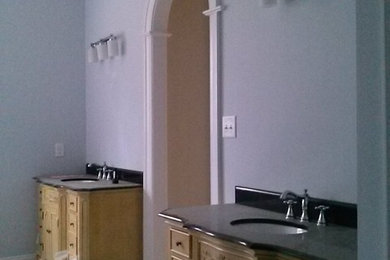 Example of a classic bathroom design in Dallas