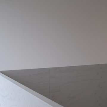 Designertreppe aus weiß geölten Massivholzplatten