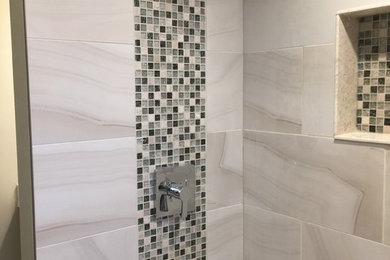 トロントにある小さなコンテンポラリースタイルのおしゃれな浴室 (シャワー付き浴槽	、白いタイル、モザイクタイル、グレーの壁、セラミックタイルの床、白い床、シャワーカーテン) の写真
