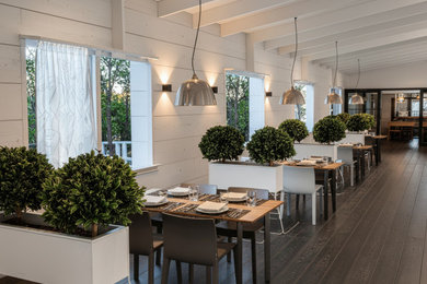 Ispirazione per un grande angolo bar minimal con ante in legno scuro, top in legno, pavimento in gres porcellanato, pavimento marrone e top marrone