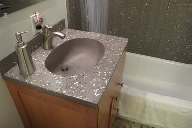 サンルイスオビスポにあるモダンスタイルのおしゃれな浴室の写真