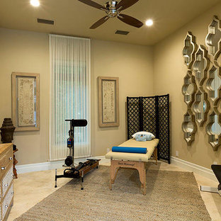 オーランドの大きいコンテンポラリースタイルのおしゃれなヨガスタジオ (ベージュの壁、トラバーチンの床) の写真