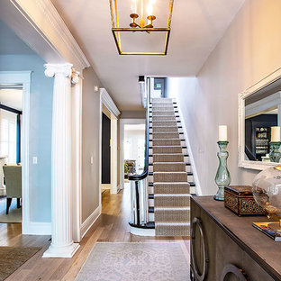 Inspiration för mellanstora klassiska hallar, med grå väggar och målat trägolv