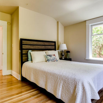 Simple bed set to highlight the roominess of a smaller master bedroom