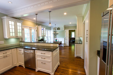 Inspiration for a timeless kitchen remodel in Cleveland