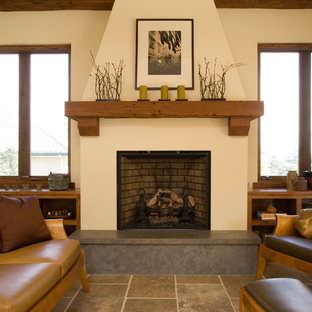 Imagen de salón mediterráneo con paredes beige, chimenea tradicional y suelo de travertino