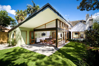 Design ideas for a mid-sized contemporary backyard formal garden in Sydney.