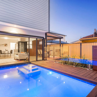 パースの小さい長方形コンテンポラリースタイルのおしゃれなプール (デッキ材舗装) の写真