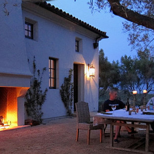 Inspiration pour un jardin méditerranéen de taille moyenne et au printemps avec une exposition ensoleillée, du gravier et une cheminée.