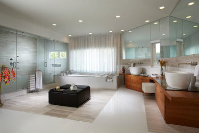 Inspiration for a mid-sized modern bathroom in Miami.