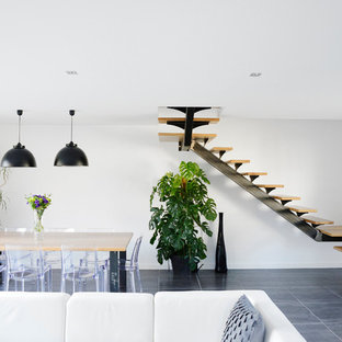 Réalisation d'une salle à manger design de taille moyenne avec un mur blanc et un sol en carrelage de céramique.