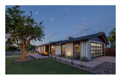 Mittelgroßes, Einstöckiges Modernes Haus mit Metallfassade und Satteldach in Phoenix