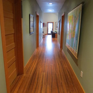 Inspiration för mellanstora klassiska hallar, med gröna väggar, bambugolv och brunt golv