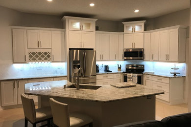 Kitchen photo in Miami