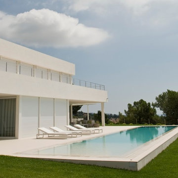 PISCINA DESBORDANTE CON BORDE DE ROSA GRES REALIZADA EN MADRID.