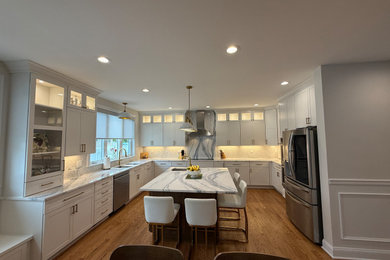 Example of a minimalist kitchen design in New York