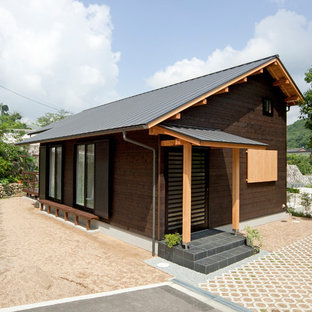 神戸の小さい和風のおしゃれな玄関 (茶色い壁) の写真