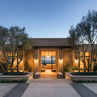 Einstöckiges, Beigefarbenes, Großes Mediterranes Haus mit Flachdach und Lehmfassade in Santa Barbara