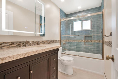 Beach style bathroom photo in Los Angeles