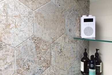 ロンドンにある低価格のエクレクティックスタイルのおしゃれな浴室 (マルチカラーのタイル、磁器タイル、磁器タイルの床、マルチカラーの床) の写真