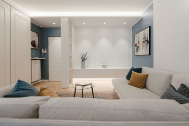 Esempio di un soggiorno tradizionale di medie dimensioni e chiuso con sala formale, pareti bianche, parquet chiaro, nessuna TV, pavimento beige, soffitto ribassato e con abbinamento di mobili antichi e moderni