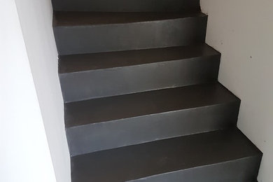 béton ciré gris platinium sur un escalier béton balancé 2/4 tournant
