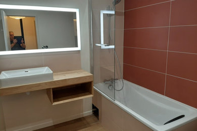 Idées déco pour une salle de bain principale moderne de taille moyenne avec une baignoire posée, WC à poser, parquet clair, un lavabo posé, un plan de toilette en bois et meuble simple vasque.