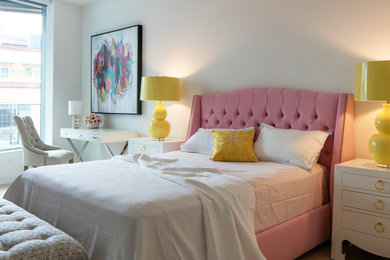 Cette image montre une petite chambre design avec un mur blanc, parquet clair, un sol beige et un plafond décaissé.