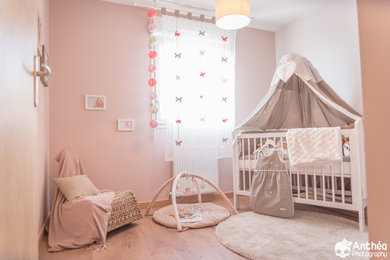Idée de décoration pour une chambre de bébé fille style shabby chic de taille moyenne avec parquet clair.