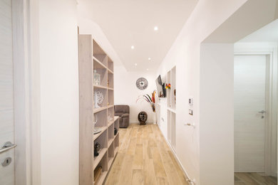 Ispirazione per un ingresso o corridoio minimalista