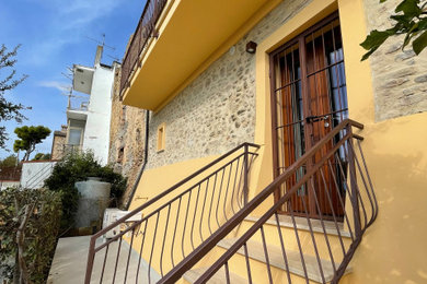 Foto della facciata di una casa gialla classica