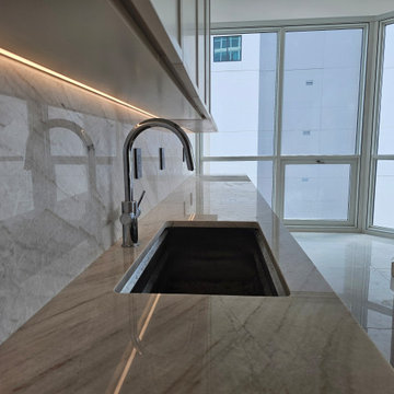 Woodline Flatpanel with Slim-shaker Off-white Kitchen