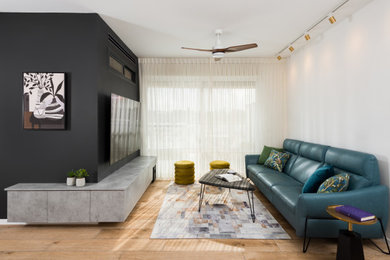 Diseño de salón abierto contemporáneo de tamaño medio con paredes blancas, suelo de baldosas de porcelana, televisor colgado en la pared y suelo marrón