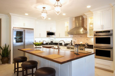 Kitchen - traditional kitchen idea in San Diego